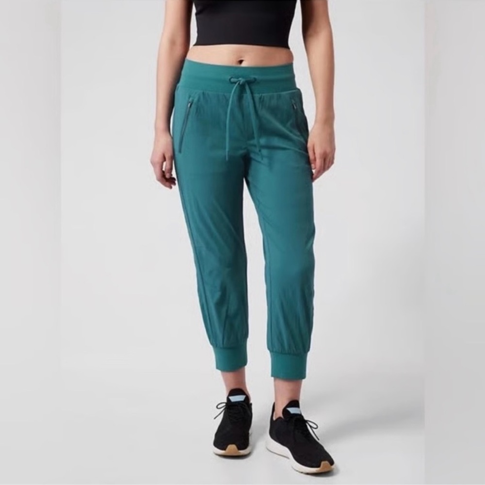 Athleta Trekkie North Crop 23” Jogger, borealis green, size 6